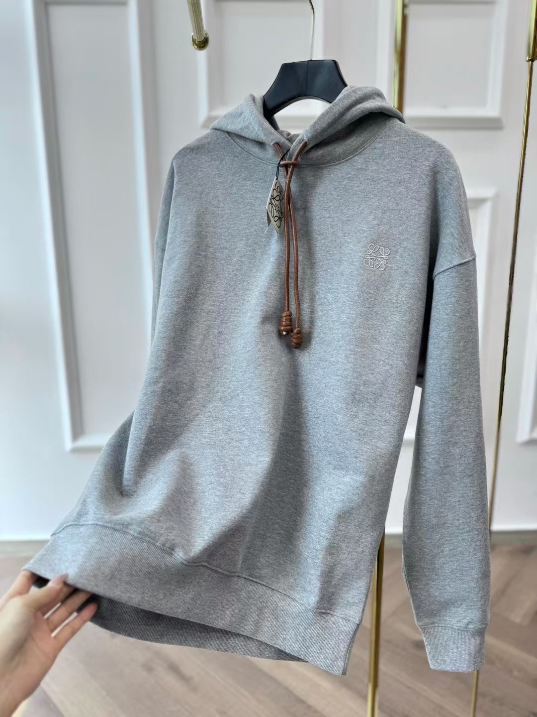 **do** เสื้อกันหนาว Loewe Relaxed fit hoodie in cotton มีเชือกหนังปรับหมวก ใส่ได้ ชาย หญิง สินค้าใหม่ ของแท้