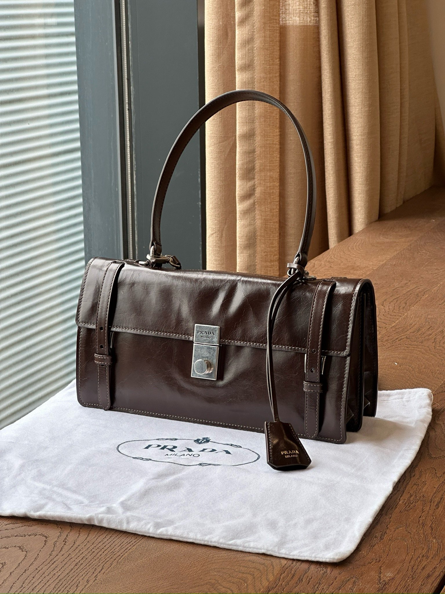 **red** กระเป๋าหนังแท้ Prada Medium leather handbag หนังสวยมาก สินค้าใหม่ ของแท้ น้ำตาลเข้ม