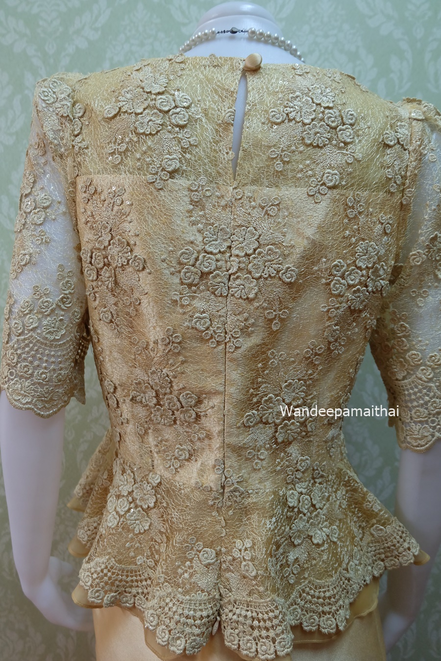 ชุดผ้าไหมอิตาลี อัดผ้ากาวทั้งตัว แต่งด้วยลูกไม้ฝรั่งเศสทั้งด้านหน้าและด้านหลัง แขนสามส่วน สีทอง เสื้อ+กระโปรงยาว เบอร์ 36