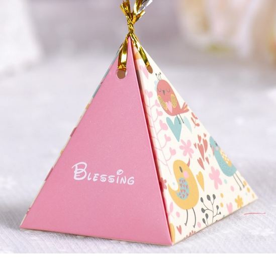 กล่องกระดาษ Diy กล่องใส่ขนม กล่องใส่ช็อคโกแล็ต ใส่ของขวัญ รูปทรง ปิรามิด 3 เหลี่ยม ดีไซน์สวย สามารถใช้ตกแต่งในงานแต่งงานได้ เก๋ ๆ 901102