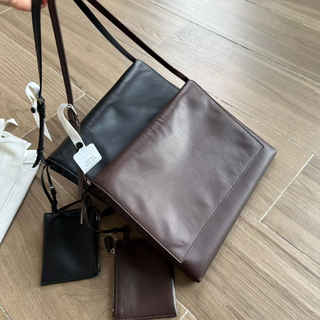 กระเป๋าหนังแกะ The Row Nan Shoulder Bag in Leather มี 2 สี มีกระเป๋าเล็กห้อย สินค้าใหม่ ของแท้