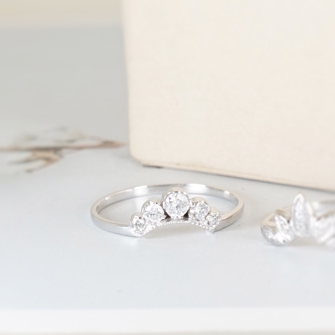 Little Tiara Diamond Ring แหวนเพชรแท้รูปทรงน่ารักที่เราได้รับแรงบันดาลใจมาจากมงกุฎอันจิ๋วๆที่สาวๆทุกคนต้องเคยใส่สมัยเด็กๆตอนเป็นเล่นเป็นเจ้าหญิง