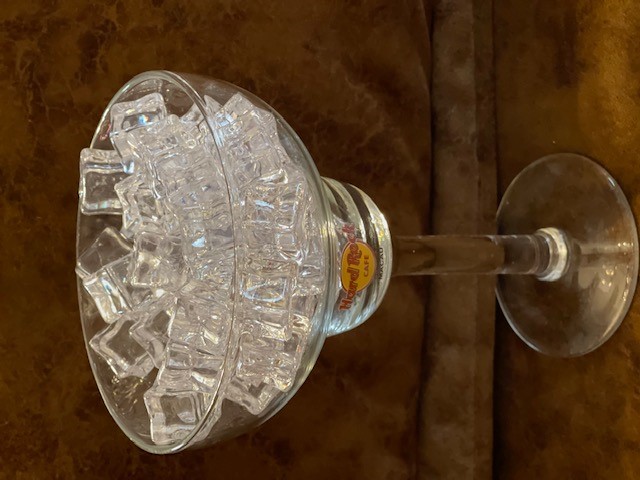 น้ำแข็งปลอม (น้้ำแข็งสี่เลี่ยมก้อนเล็ก ) ขนาด 1.5 ซม. คูณ 1.5ซม. ขนาดบรรจุ 1 ถุง ครึ่งกิโลกรัม