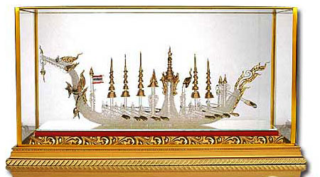 เรือสุพรรณหงษ์จำลอง งานเป่าแก้ว