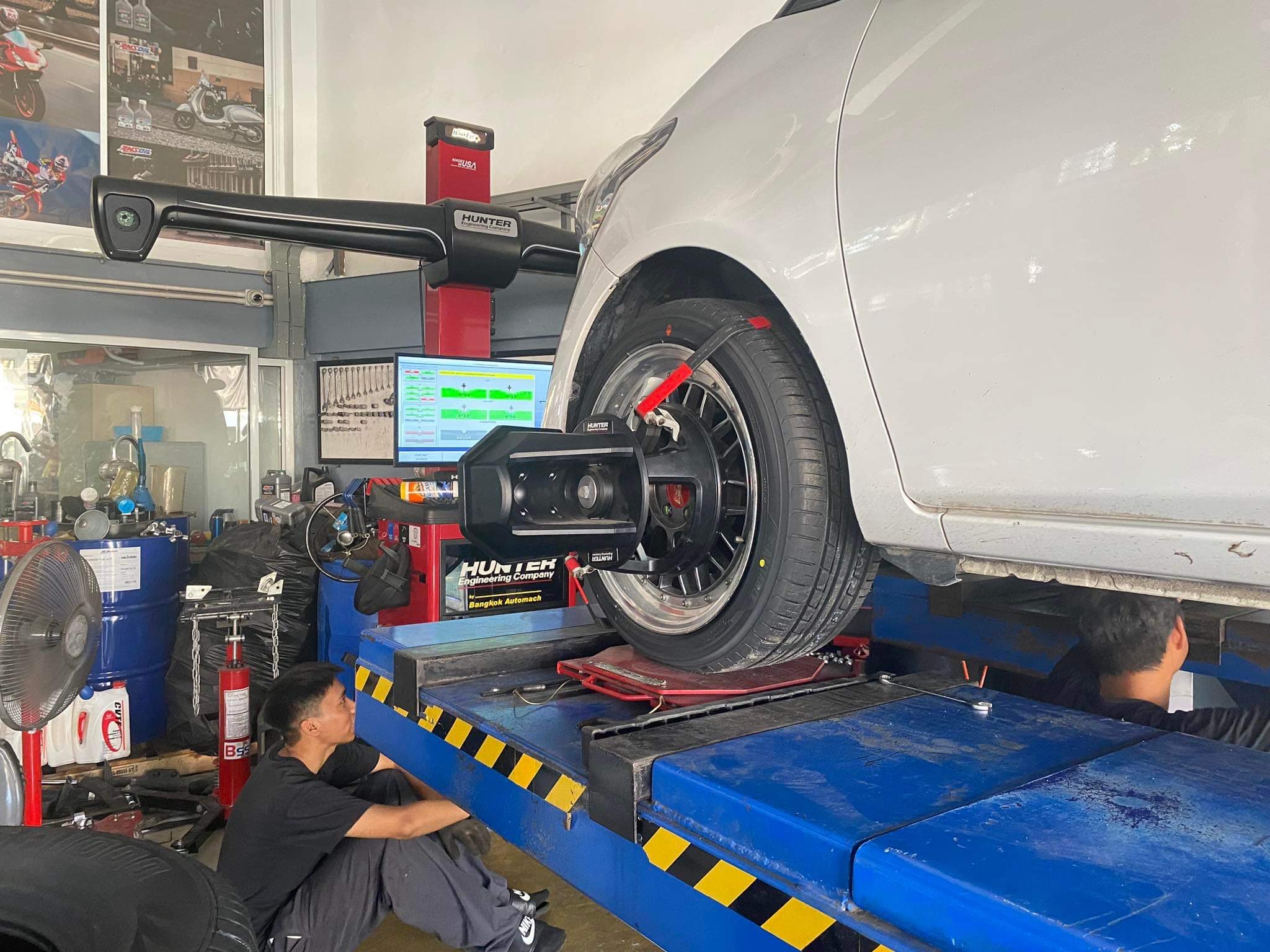 TOYOTA SIENTA เข้ารับบริการเปลี่ยนยางรถยนต์ญี่ปุ่น เน้นใช้งานประจำวันนุ่มนวลรีดน้ำดี ลูกค้าเคยใช้งานยางพรีเมี่ยมมา ต่อมาได้เปลี่ยนใช้งานยางไทยราคาถูกใช้งานตามรีวิว พอลองได้ใช้งานรู้สึกเสียดายเงินมาก เนื่องจากเสียงดัง ยางหอนไว ไม่รีดน้ำ และแข็ง วันนี้แม้ว่าจะใช้งานยางชุดเก่าไปได้ไม่นานมาก ก็ต้องเปลี่ยนยางชุดใหม่ เลือกใช้งานดีๆไปเลยครับ [+] ALLIANCE Al30ex Made in Japan by YOKOHAMA [+] ขนาด 215/45R17 โปรโมชั่นราคาพิเศษ ติดต่อสอบถามเพิ่มเติม โทร : 08-6569-1915 บุ๊ก และทีมงาน ยินดีต้อนรับครับ 𝙊𝙪𝙧 𝙎𝙚𝙧𝙫𝙞𝙘𝙚 บริการทางร้าน เรารับทำอะไรบ้าง 🔧 ติดตั้งยางแบบไร้รอย 100% 🔧 บริการสลับยาง ตามอายุ 🔧 มียางรถยนต์ทุกยี่ห้อให้เลือกซื้อ 🔧 เช็คช่วงล่าง แก้ปัญหาให้ตรงจุด 🔧 บริการล้างลิ้นปีกผีเสื้อ 🔧 บริการเช็คระยะรถยนต์ 🔧 เปลี่ยนถ่ายของเหลวทั้งระบบ 🔧 ตั้งศูนย์ด้วยเครื่อง HUNTER นำเข้าจาก USA #รถยนต์มีปัญหาไม่รู้ต้องแก้ตรงไหน ทางเรายินดี ตรวจหาปัญหาและหาวิธีแก้ บอกลูกค้าก่อนลงมือทำเสมอราคาเป็นธรรมไม่เอาเปรียบ สบายใจคุณลูกค้า ---------------------------------- ดูแลให้คำปรึกษาทุกปัญหาคาใจ ไม่ทิ้งลูกค้า มีบริการหลังการขาย 【ให้ผู้เชี่ยวชาญของเรา ดูแลรถคุณ】 ร้านยางเจริญรุ่งเรือง ยินดีต้อนรับครับ #ยางรถยนต์ #yokohama #alliance #al30 #madeinjapan