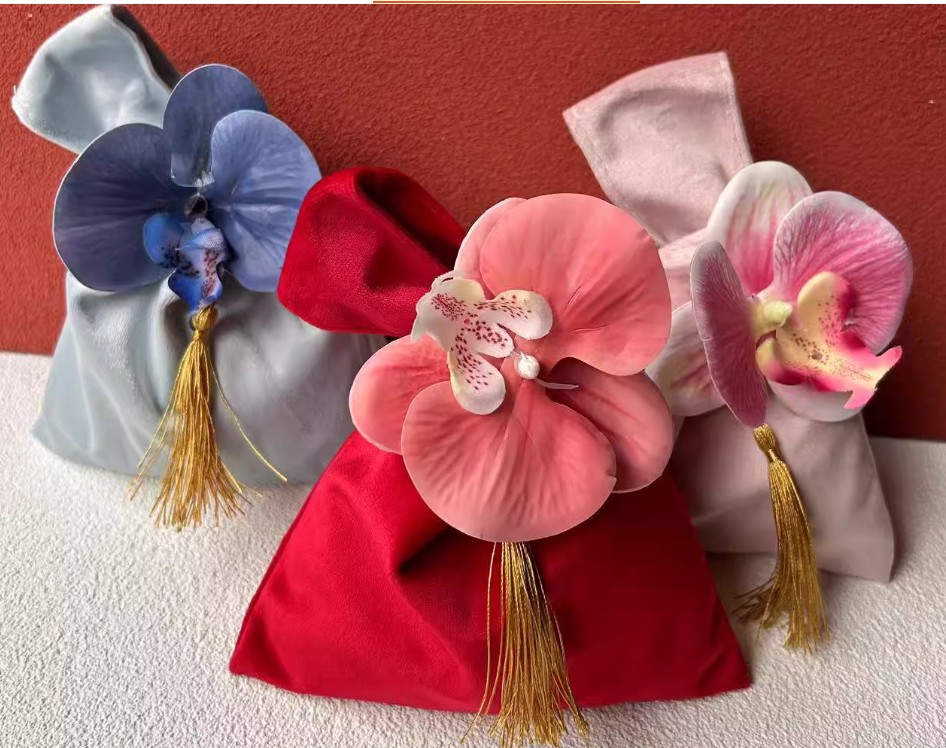 ถุงผ้ากำมะหยี่ ใส่ของขวัญ ของชำร่วย งานแต่งงาน ขนาดเล็ก ตกแต่ง ด้วย ดอกกล้วยไม้ สวย ๆ 805787