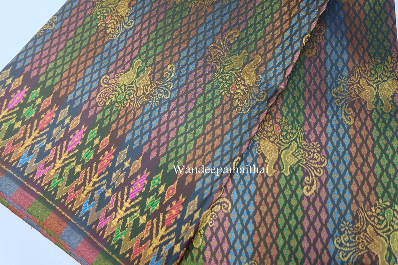 ผ้าถุงไหมเกษตร สีรวม ลายนกยูง