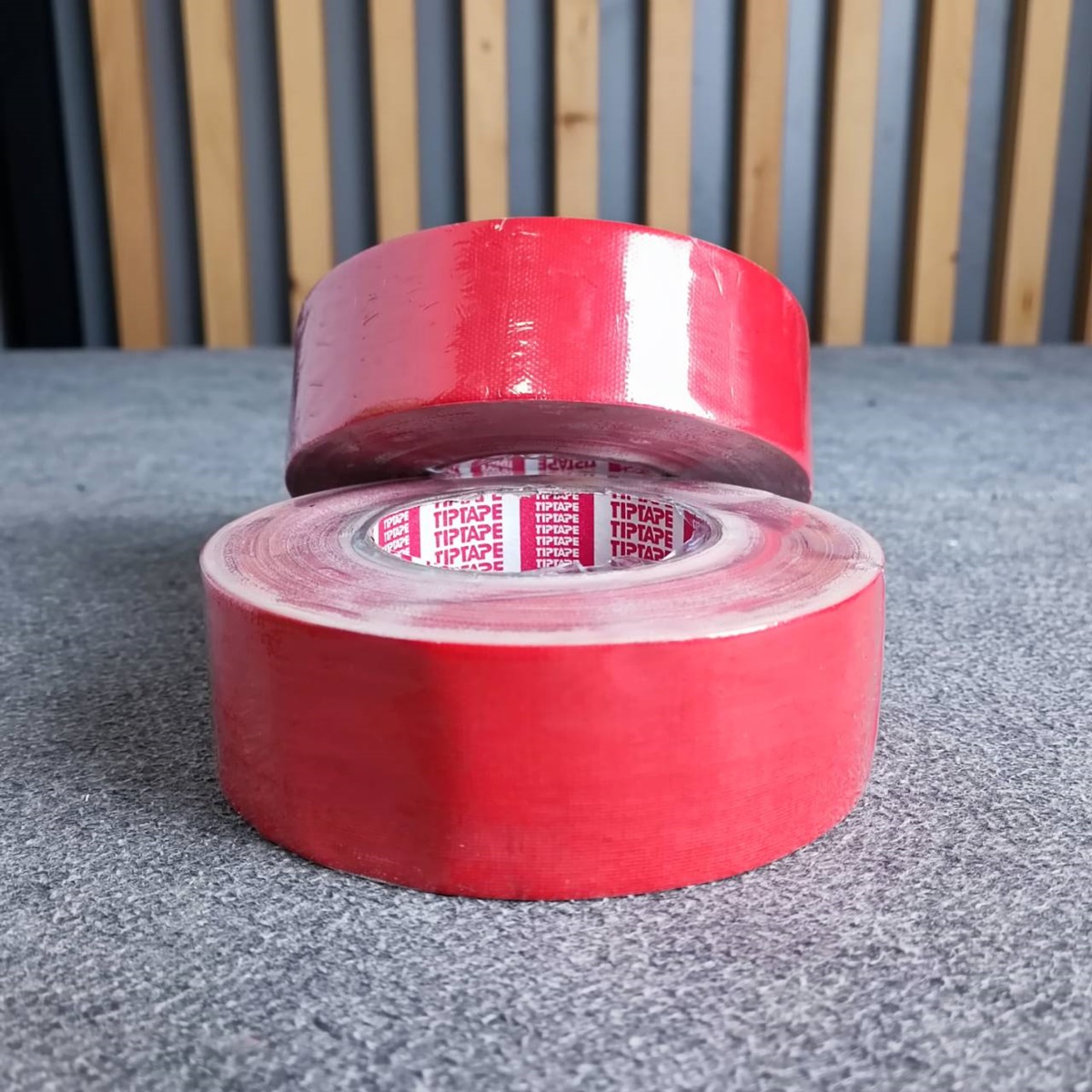 1ม้วน สีแดง แร็คซีน2นิ้ว 50หลา เทปกาว2" เทปกาว2นิ้ว เทป อุปกรณ์สำหรับงานเวที แร็คซีนสีแดง แร็คซีนยาว50หลา แร็คซีน50หลา เอไอ-ไพศาล