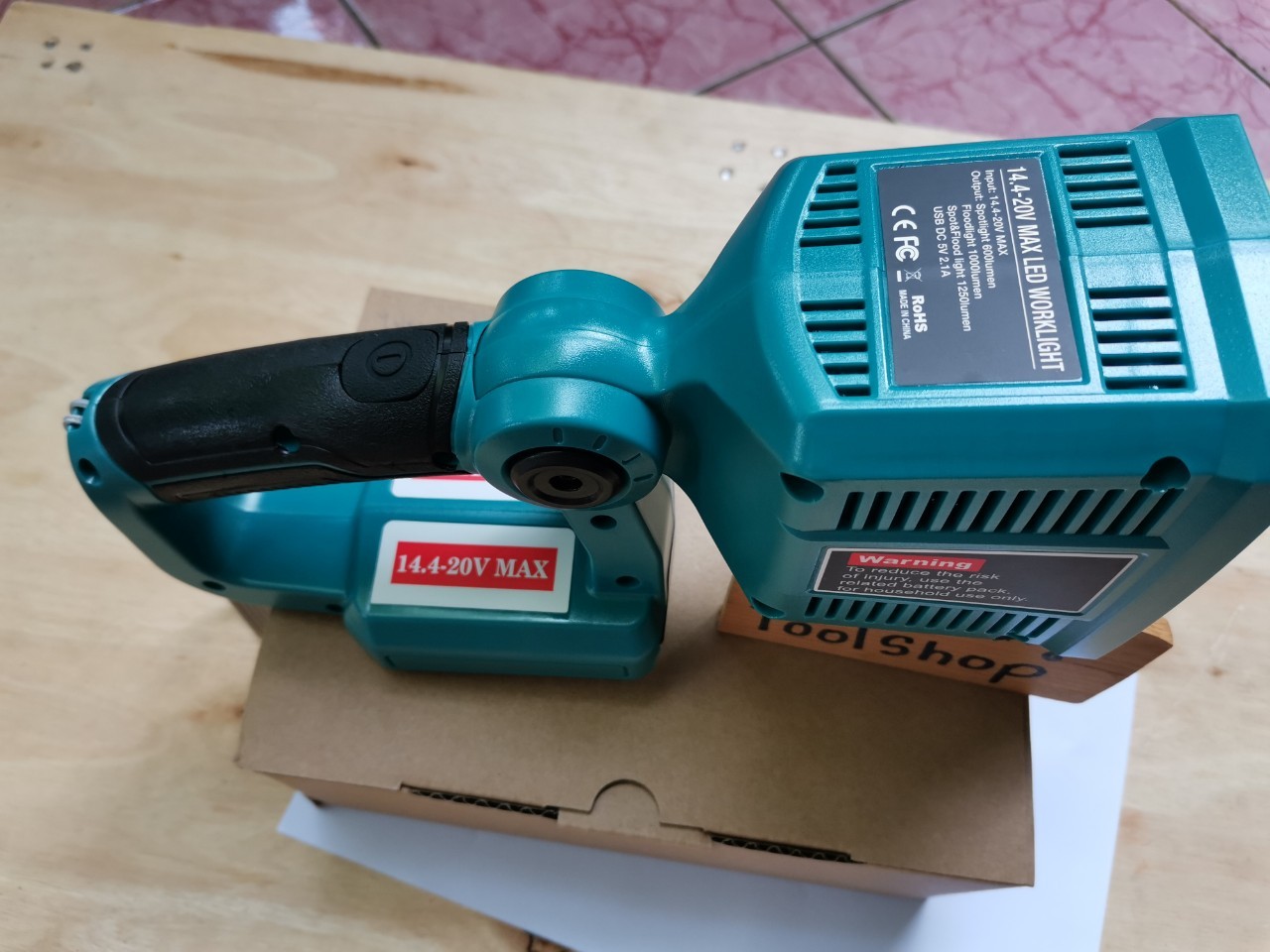 ไฟฉาย 18V (ไม่รวมแบต) ใช้กับแบต มากีต้า ได้เลย ครอบคุมทุกระยะ ใกล้ไกลปรับได้หมด เหมาะสำหรับไซร์งาน รุ่นใหม่