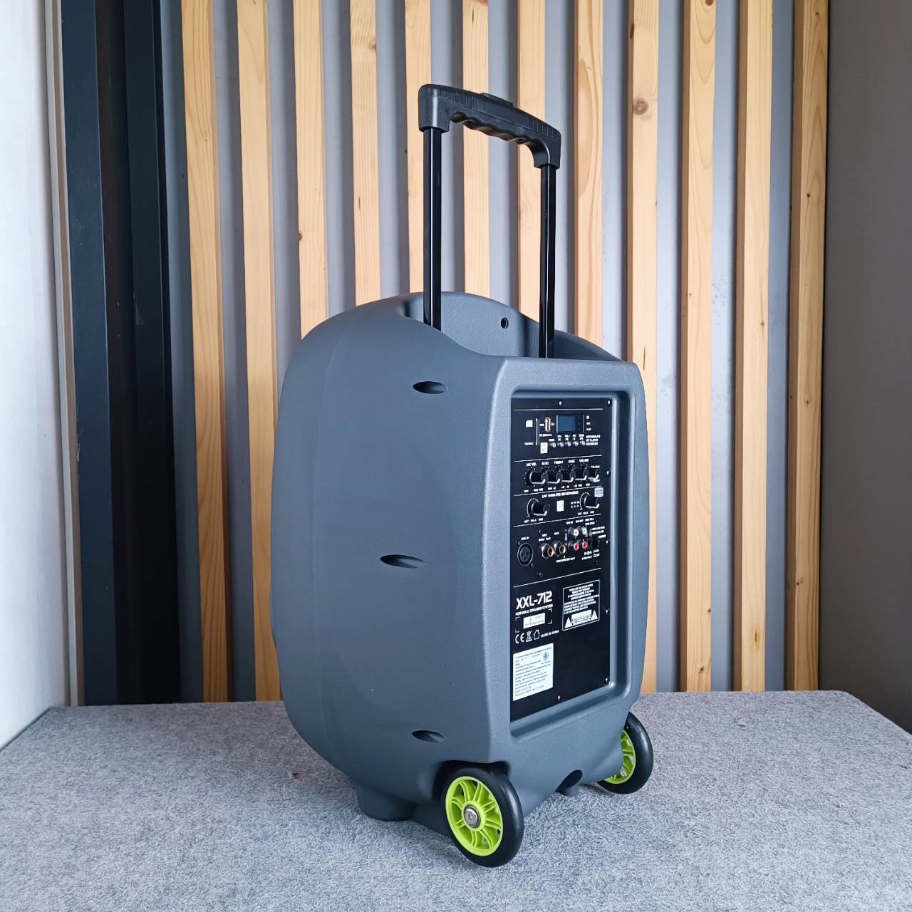 XXL XXL-712 ลำโพงล้อลาก ไมค์ลอย UHF ตู้ลำโพงเคลื่อนที่ 12 นิ้ว พร้อมไมค์ลอย UHF มีบลูทูธ แบตเตอรี่ชาร์จในตัว XXL12 XXL 12 เอไอ-ไพศาล