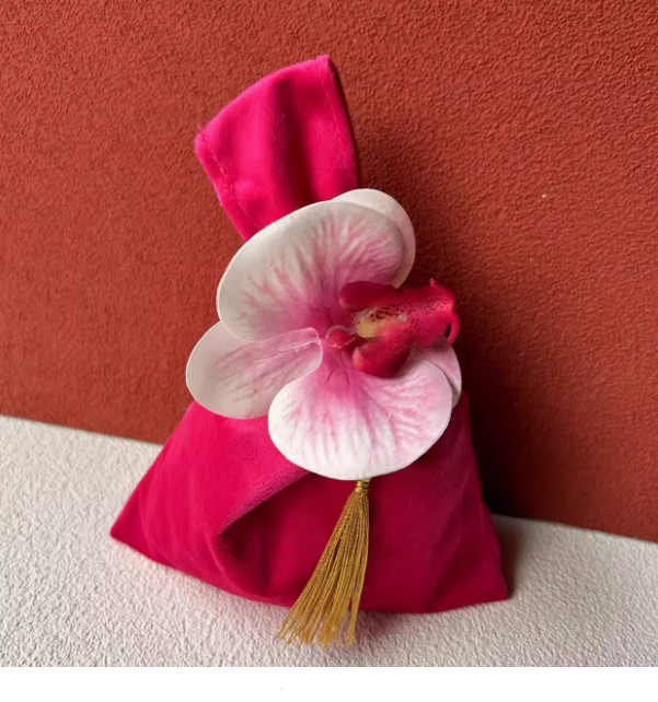 ถุงผ้ากำมะหยี่ ใส่ของขวัญ ของชำร่วย งานแต่งงาน ขนาดเล็ก ตกแต่ง ด้วย ดอกกล้วยไม้ สวย ๆ 805787