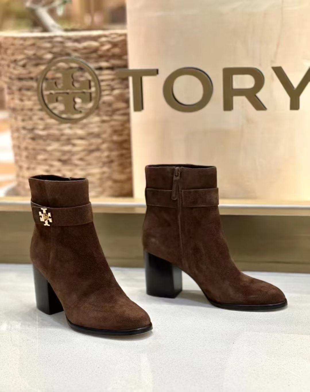 **do** รองเท้าหนังบู้ทสั้น Tory Burch T Lock High Heel Ankle Boots มี 2 สี สินค้าใหม่ ของแท้