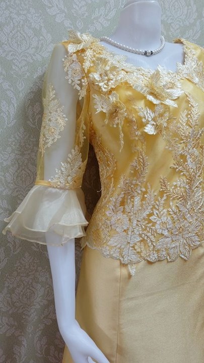 ชุดแซกยาว ผ้าไหมอิตาลีอัดผ้ากาวทั้งตัวแต่งด้วยลูกไม้อิตาลี กระโปรงทรงหางปลา แขนสามส่วนซิปหลัง สวยหรูมาก อกเสื้อวัดเต็ม38 นิ้ว สีเหลืองทอง