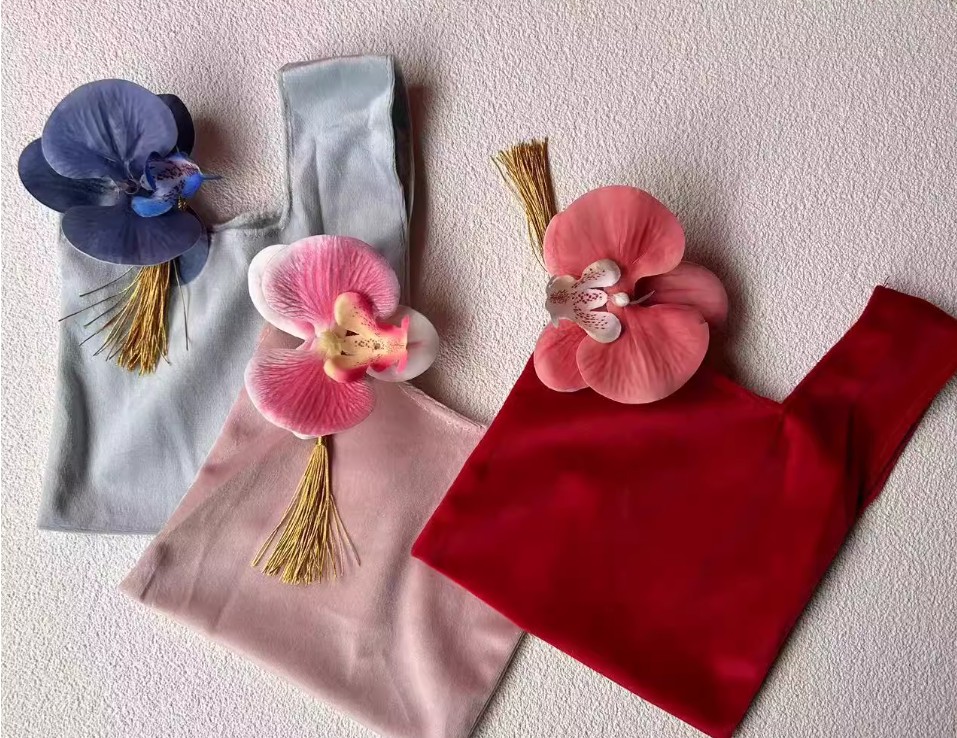 ถุงผ้ากำมะหยี่ ใส่ของขวัญ ของชำร่วย งานแต่งงาน ขนาดเล็ก ตกแต่ง ด้วย ดอกกล้วยไม้ สวย ๆ 805787