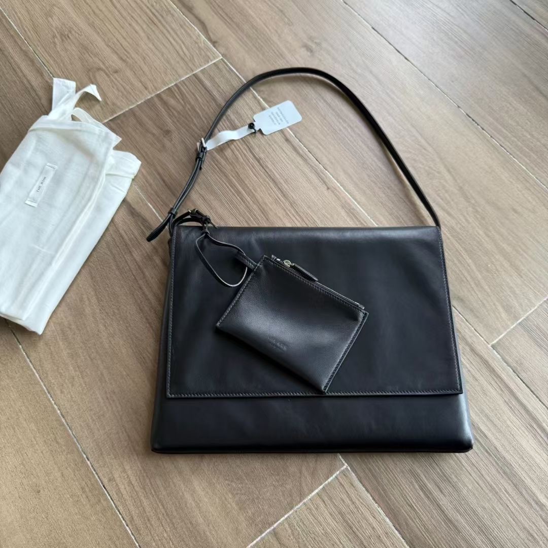 กระเป๋าหนังแกะ The Row Nan Shoulder Bag in Leather มี 2 สี มีกระเป๋าเล็กห้อย สินค้าใหม่ ของแท้