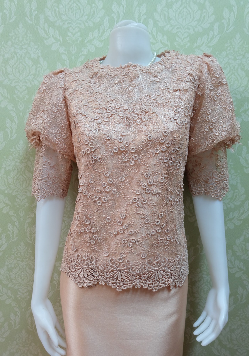 ชุดผ้าไหม แต่งด้วยลูกไม้ฝรั่งเศสทั้งตัว กระโปรงยาวอัดผ้ากาวทั้งตัว แขนยก สวยมาก เสื้อ+กระโปรงยาว เบอร 42