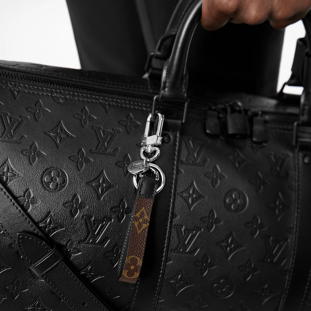 **do** ชาร์มห้อยกระเป๋าและพวงกุญแจรุ่น LV Monogram Slim Dragonne มี 2 สีให้เลือก สินค้าใหม่ ของแท้