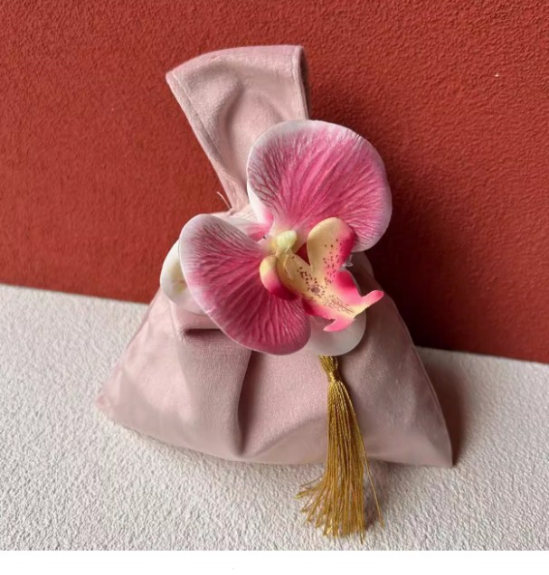 ถุงผ้ากำมะหยี่ ใส่ของขวัญ ของชำร่วย งานแต่งงาน ขนาดเล็ก ตกแต่ง ด้วย ดอกกล้วยไม้ สวย ๆ 805787