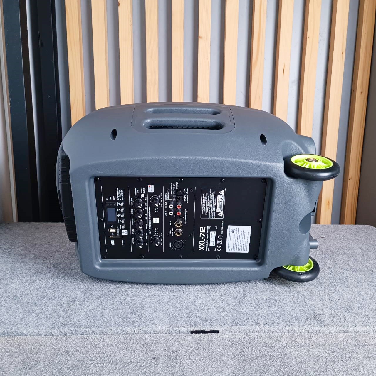 XXL XXL-712 ลำโพงล้อลาก ไมค์ลอย UHF ตู้ลำโพงเคลื่อนที่ 12 นิ้ว พร้อมไมค์ลอย UHF มีบลูทูธ แบตเตอรี่ชาร์จในตัว XXL12 XXL 12 เอไอ-ไพศาล