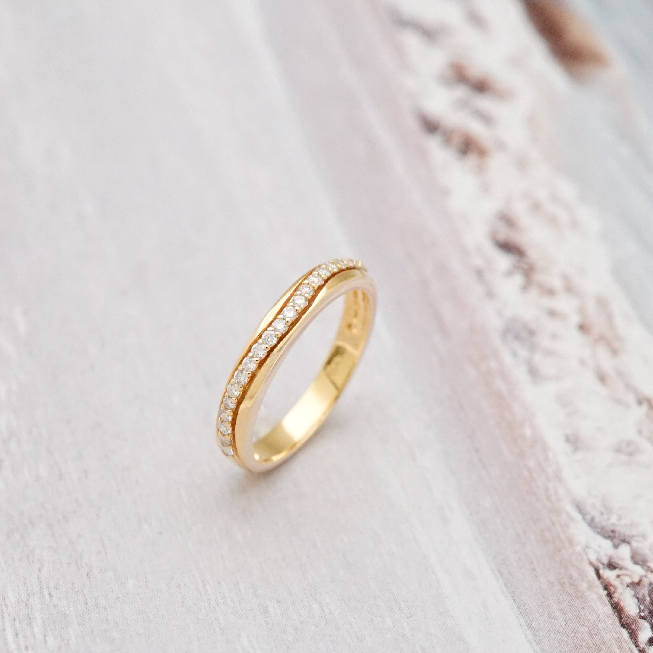 Wavy Pave Diamond Band แหวนเพชรแถวเรียบง่าย ที่ไม่ธรรมดา