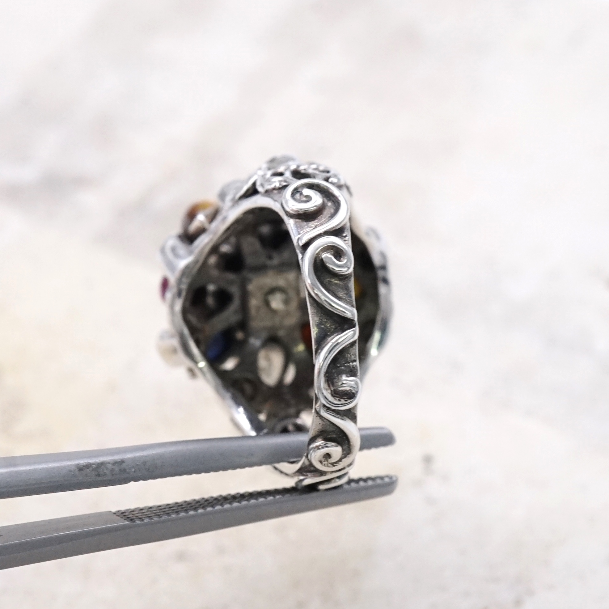 แหวนนพเก้าตัวเรือนเงินแท้ ฝังพลอยเก้าชนิดตรงตามตำรา นำความโชคดีและเสริมสิริมงคลรอบด้านให้กับผู้สวมใส่ค่ะ