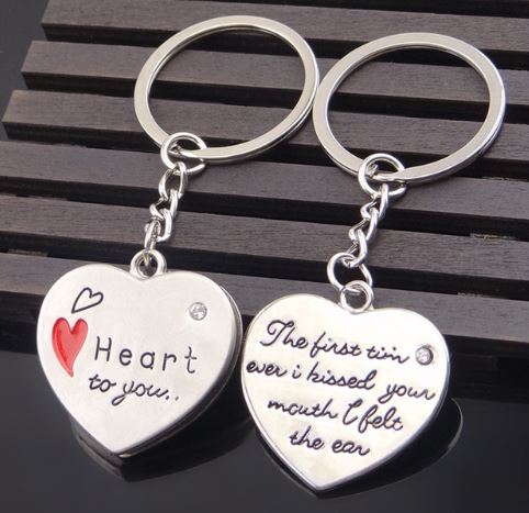 พวงกุญแจ สีเงิน พวงกุญแจ หัวใจ ดีไซน์เป็นคู่ สำหรับ เป็น ของชำร่วย ของที่ระลึกงาน แต่งงาน ของชำร่วยแบบ ประหยัด 904707