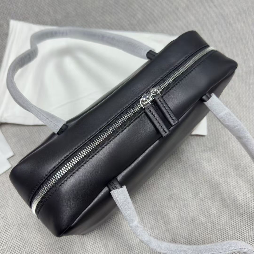 กระเป๋าหนังแกะ THE ROW Astra leather tote bag มี 2 สี หนังนุ่มมาก สินค้าใหม่ ของแท้