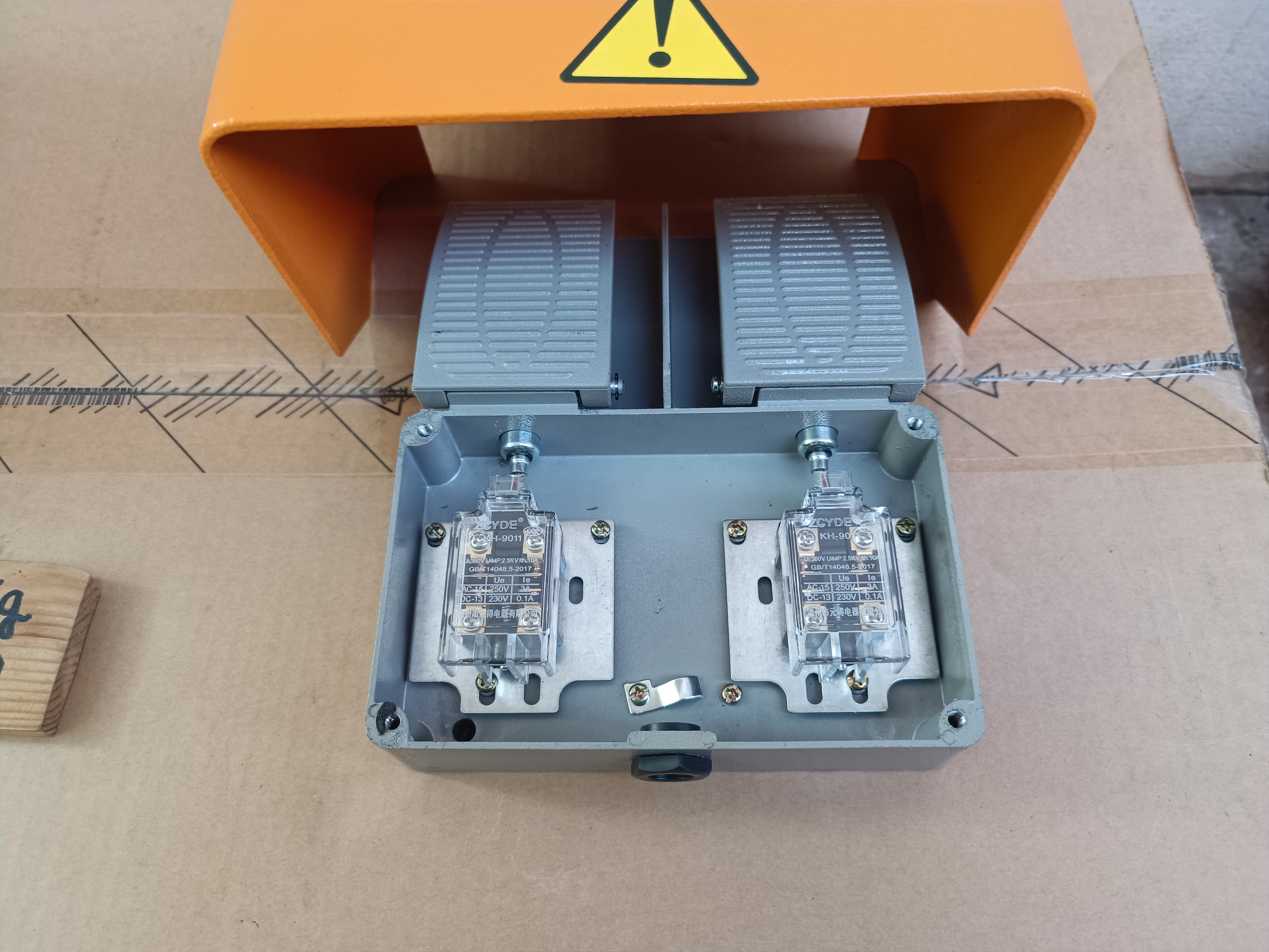 สวิทช์เท้าเหยียบ Foot switch ฟุตสวิทช์ สวิทเท้าเหยียบ สวิทช์เท้า ครอบเต็ม 2สวิทช์ เบอร์ 7-8