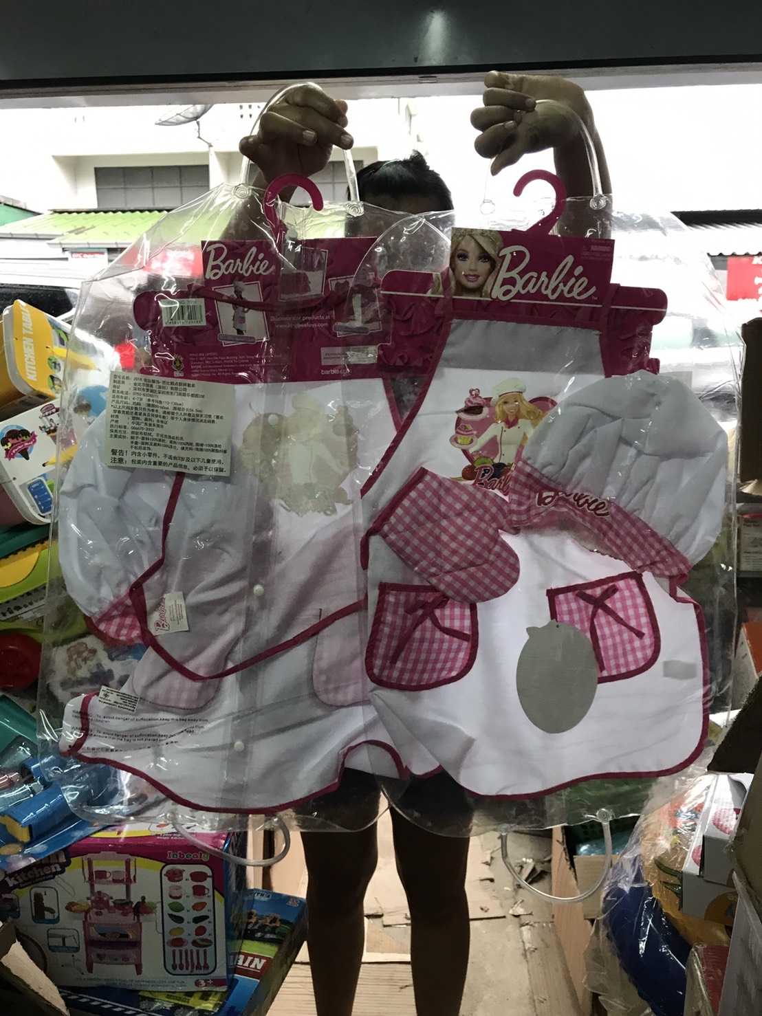 พร้อมส่ง 2018 เซ็ตผ้ากันเปื้อนเด็ก หมวก ถุงมือลายบาร์บี้ ของแท้