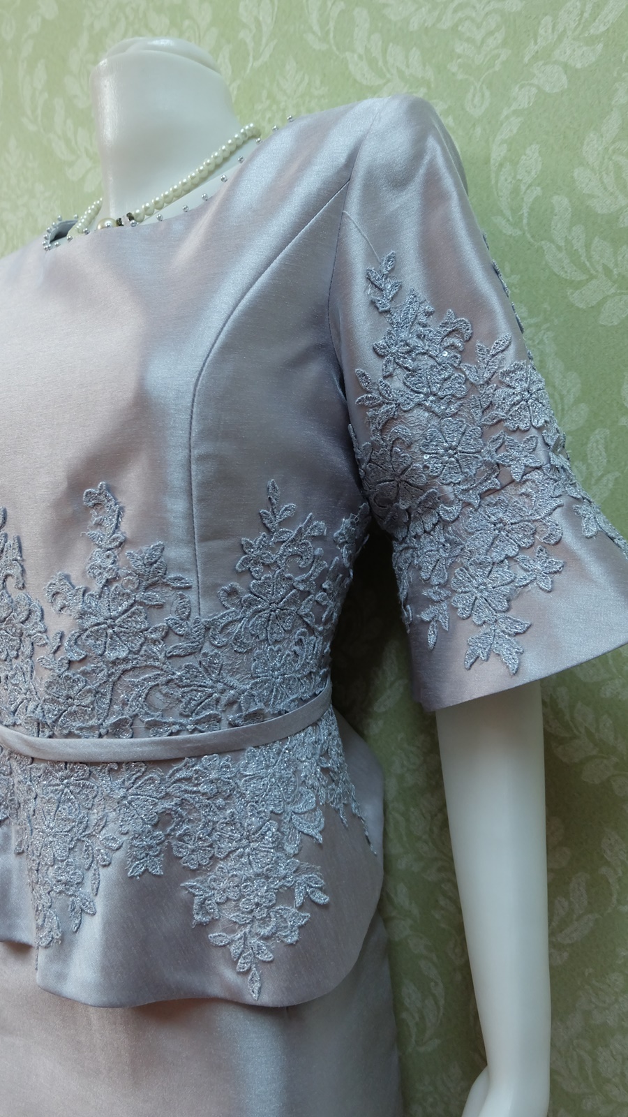 ชุดผ้าไหมอิตตาลี อัดผ้ากาวทั้งตัว ปักมุขรอบคอ แต่งด้วยลูกไม้นอกสอดดิ้น แขนสามส่วน สีเทาเงินเสื้อ+กระโปรงยาว เบอร์ 40