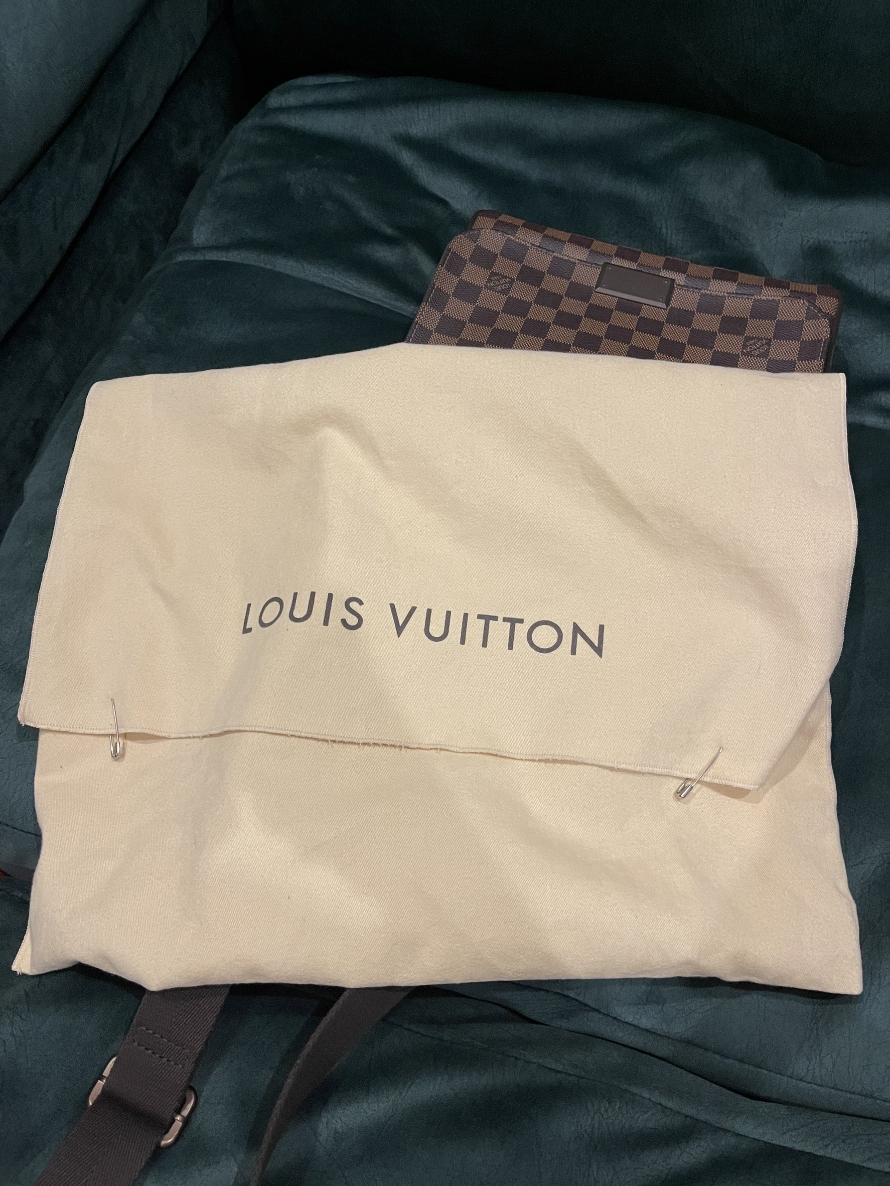 กระเป๋า Louis Vuitton Damier District PM สภาพ 95 % เหมือนใหม่