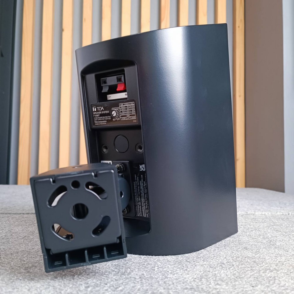 TOA F-05BT ตู้ลำโพงแขวน สีดำ พร้อมขาแขวน ลำโพงติดผนัง ขนาด 5 นิ้ว รองรับกำลังขับ 120 วัตต์ 8 โอห์ม โตอะ F 05BT F05BT เอไอ-ไพศาล