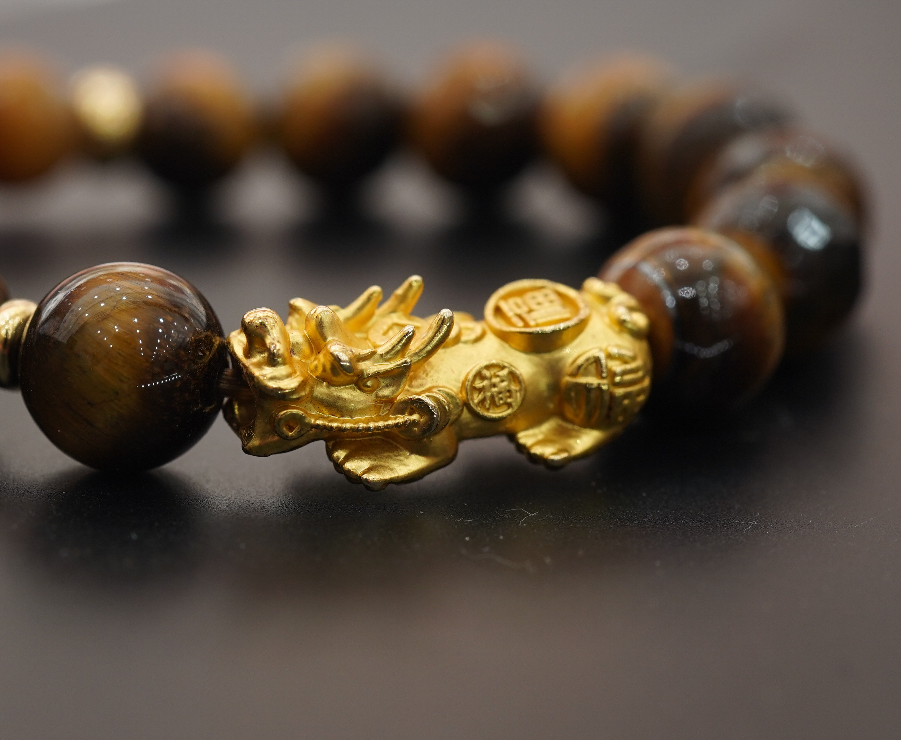 สร้อยหิน ไทเกอร์ อาย (Tiger′s Eye) เกรดพรี่เมี่ยม-หินแห่งพลังและโชคลาภ พร้อมตัวคั่นสีทองและปี่เซี่ยะ