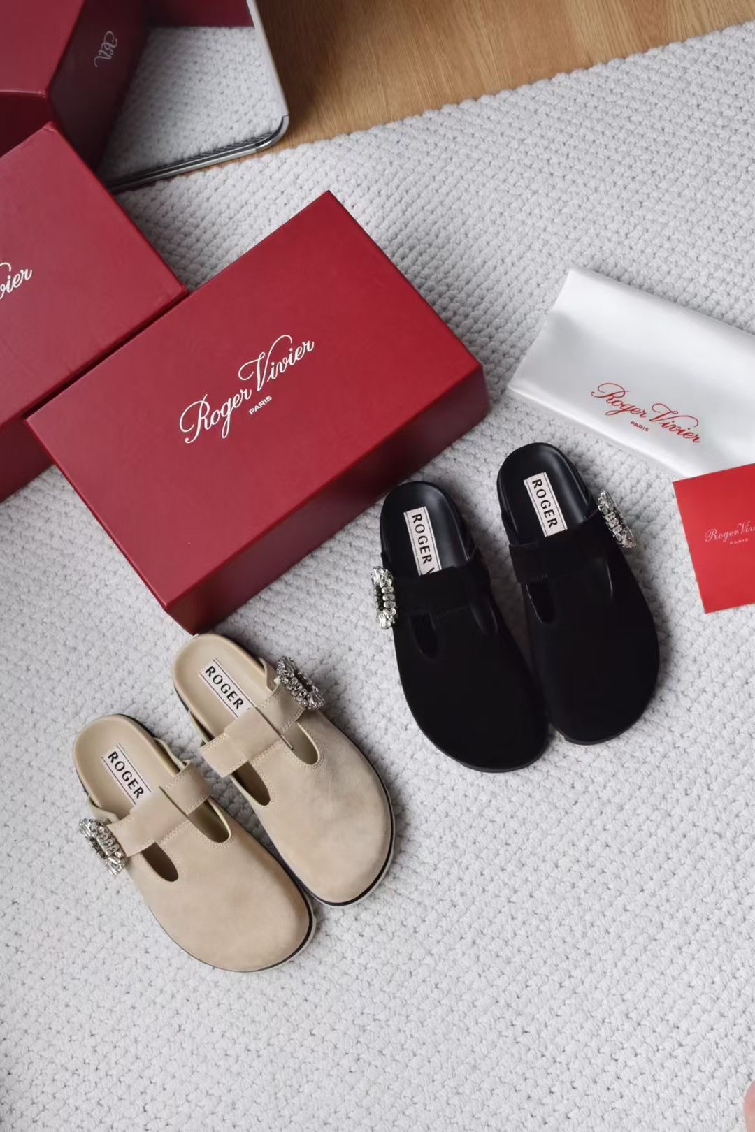 **do** รองเท้าสวมลำลอง Roger Vivier Slidy Viv' Mules in suede มี 2 สีให้เลือก สินค้าใหม่ ของแท้