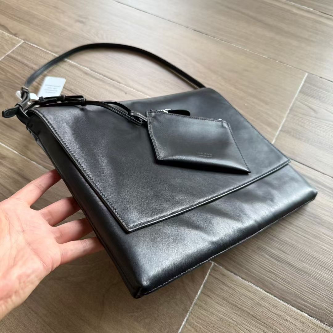 กระเป๋าหนังแกะ The Row Nan Shoulder Bag in Leather มี 2 สี มีกระเป๋าเล็กห้อย สินค้าใหม่ ของแท้