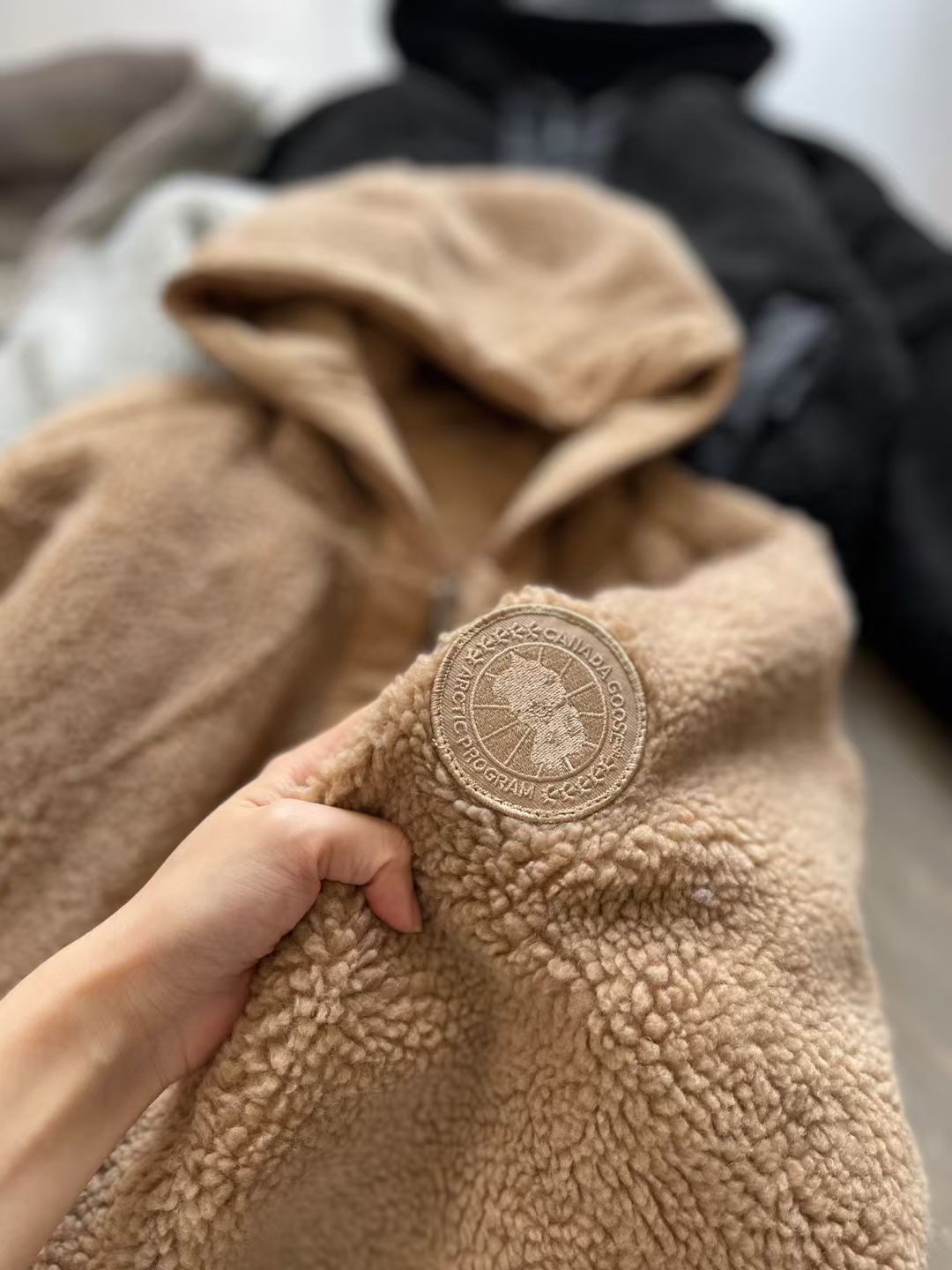 เสื้อกันหนาวมีฮู้ดใส่ได้ 2 ด้าน Canada Goose Women's Alberni Reversible Fleece Bomber Jacket มี 3 สี สินค้าใหม่ ของแท้