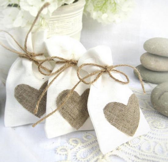 ถุงใส่ของชำร่วย ถุงผ้า ลินิน ถุงผ้ากระสอบ จากธรรมชาติ ขนาด 9.5x14.5cm สีขาว ทำลายหัวใจ ด้านหน้า ถุงผ้า เก๋ ๆ ใส่ของชำร่วย งานแต่งงาน 937551