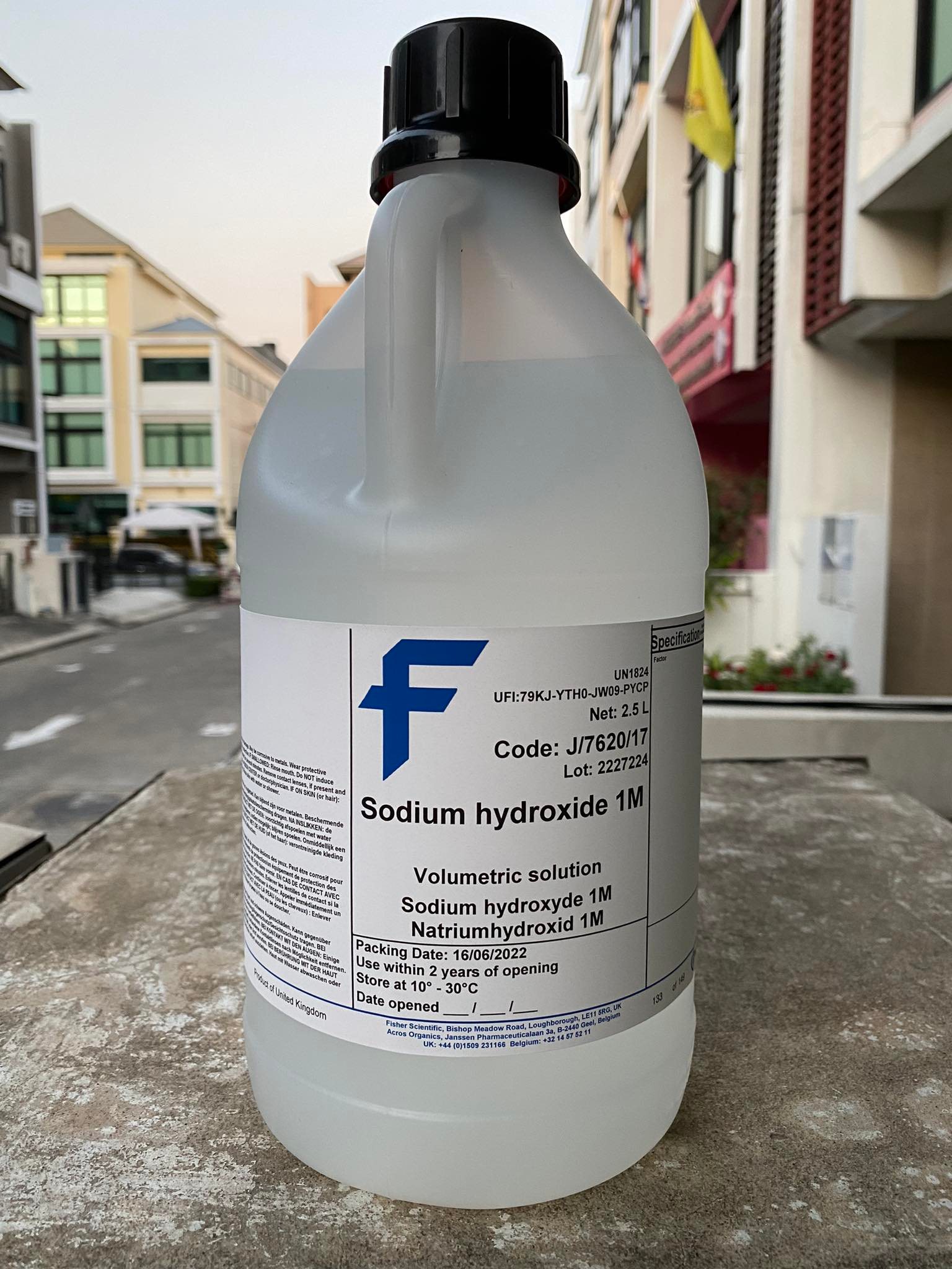 Sodium hydroxide solution 1.0N (1 mol/L) (2.5 ลิตร/ขวด) ยี่ห้อ Fisher