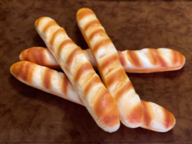 โม้เลขนมปังปลอม ขนมปังบาเก็ต (ราคาต่อ 1 ชิ้น)