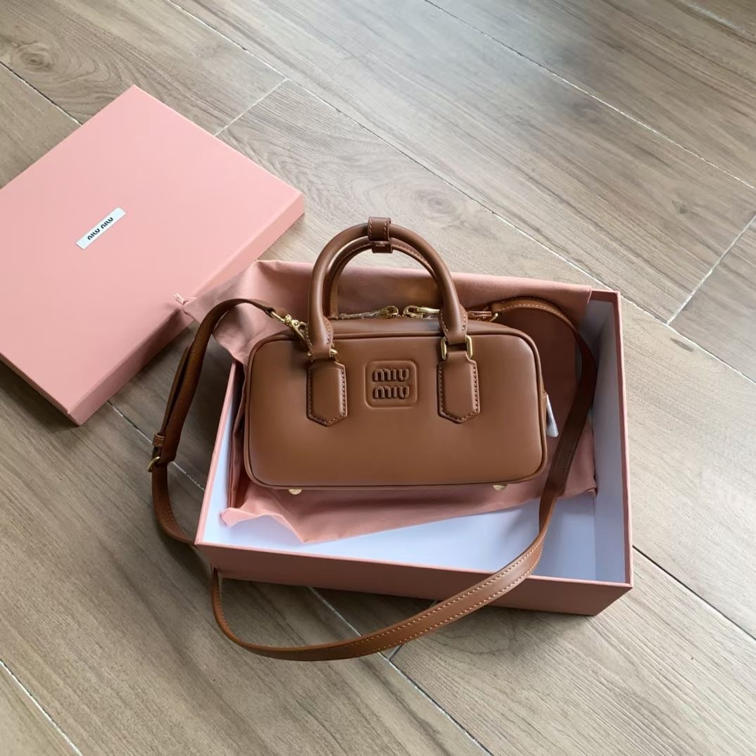 **do** ลดราคา กระเป๋า MiuMiu หนังแท้ ขนาด 22x10.5x7.5 cm มีสายยาว สินค้าใหม่ ของแท้