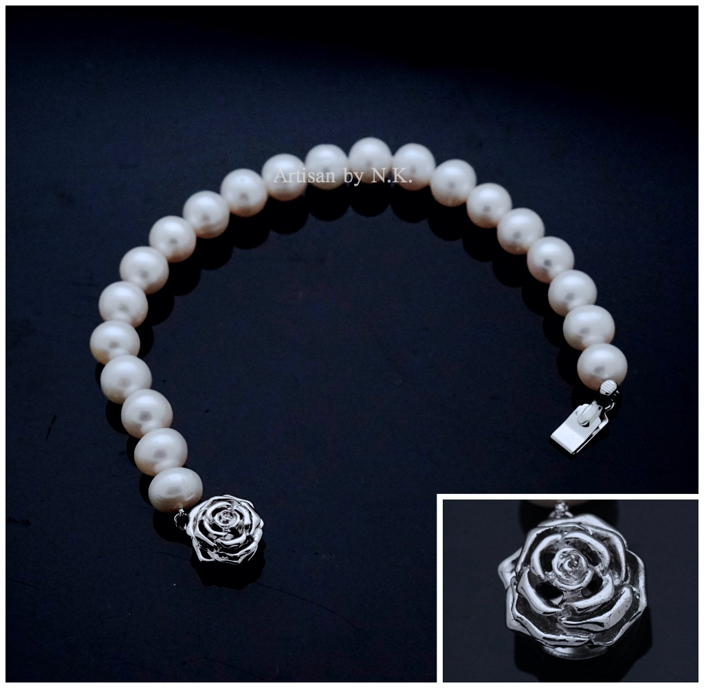 สร้อยข้อมือมุกแท้ พร้อมตัวล็อคทำจากเงินแท้ลายกุหลาบ (Fresh water pearl bracelet with sterling silver rose lock)