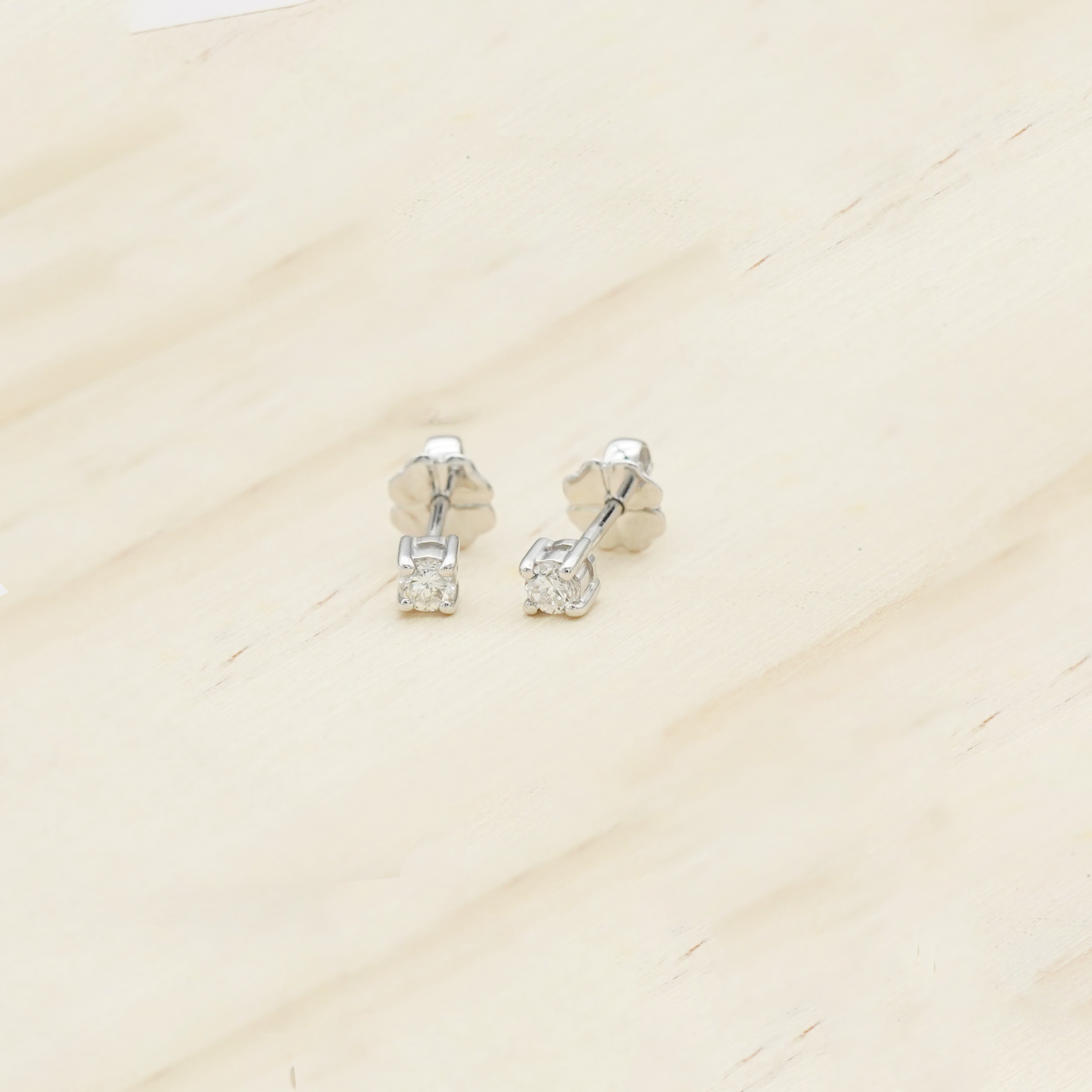 ต่างหูเพชรแท้ข้างละ 10 ตังค์ ดีไซน์เรียบหรูดูทันสมัย ตัวเรือนทองคำขาว 14K น้ำหนักเบา ใส่สบาย เหมาะกับสาวๆ ที่รักความมั่นใจ ใส่แล้วป๊อปปังทุกองศาค่ะ