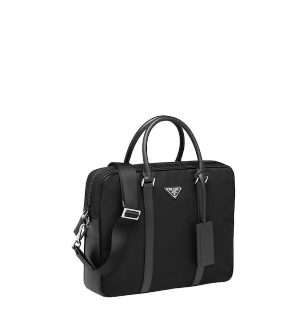**do** กระเป๋าใส่เอกสาร Prada Re-Nylon and leather สินค้าใหม่ ของแท้