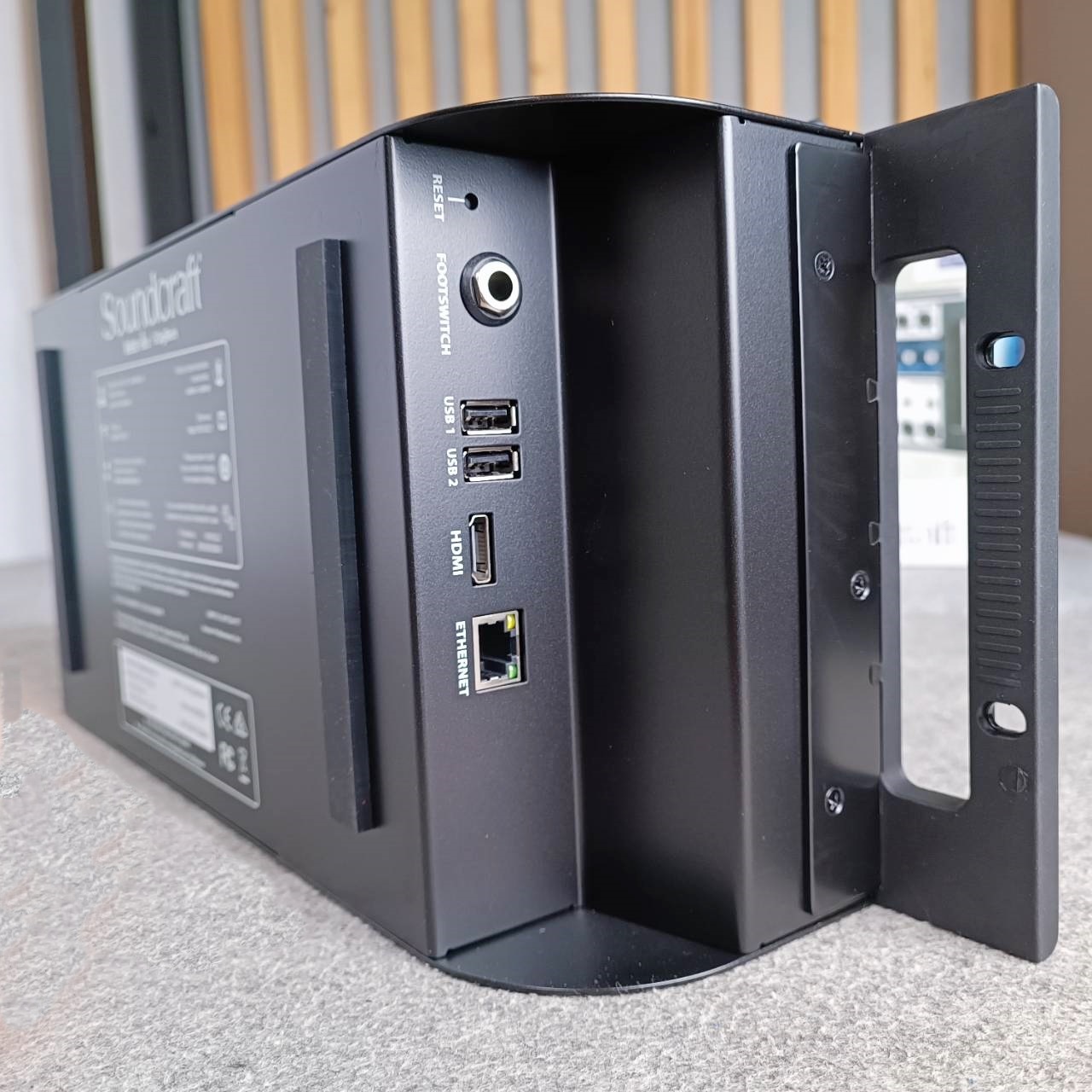 สินค้าตัวโชว์เครื่องใหม่ ของแท้ ไม่มีประกัน SOUNDCRAFT UI-16 Digital Mixer มิกเซอร์ มิกดิจิตอล ui16 เครื่องปรับแต่งเสียง MIX ตัวปรับแต่งเสียง เครื่องเสียง เอไอ-ไพศาล