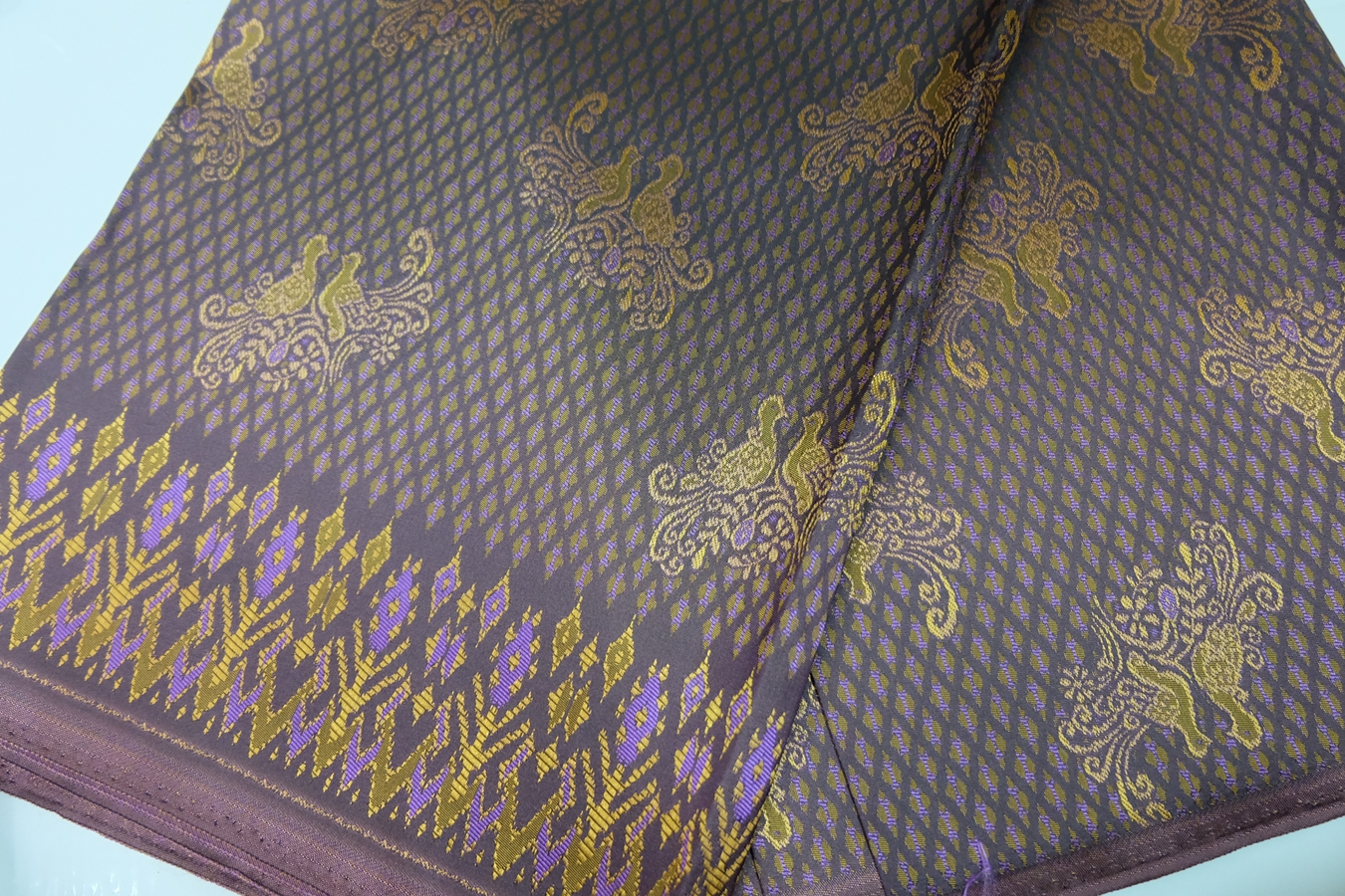 ผ้าถุงไหมเกษตร สีม่วง ลายนกยูง (ผ้าไหมรับไหว้) (ผ้ารับไหว้)