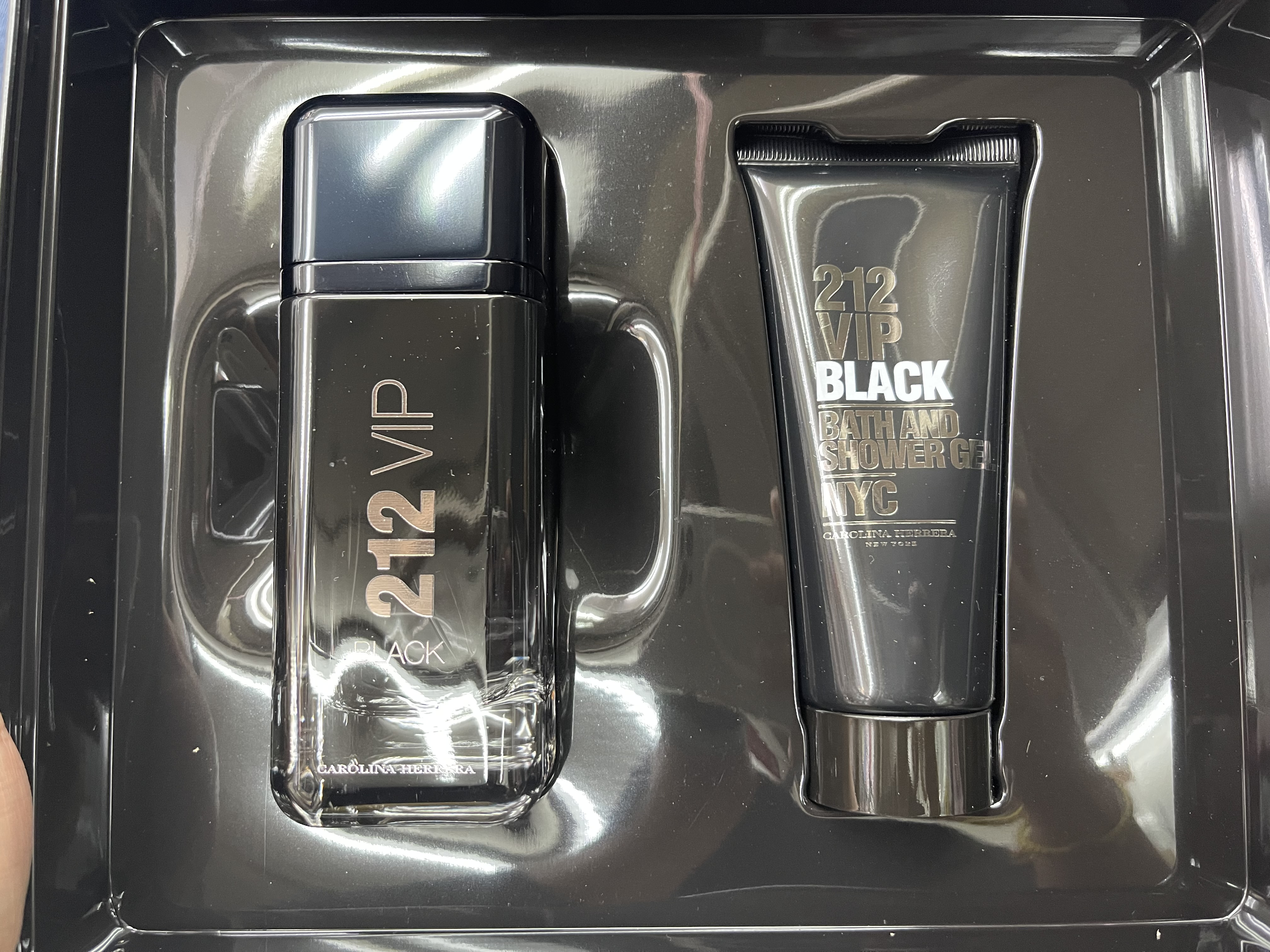 น้ำหอม แท้100% CAROLINA HERRERA 212 VIP Black 100ml Eau de Parfum and Shower Gel