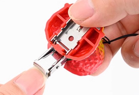 พวงกุญแจ กระไกรตัดเล็บ แบบมินิ รูป ผลไม้ ลิ้นจี่ และ สัปปะรด น่ารัก ๆ ของขวัญ ของชำร่วย งานแต่งงาน น่ารัก ๆ 610102