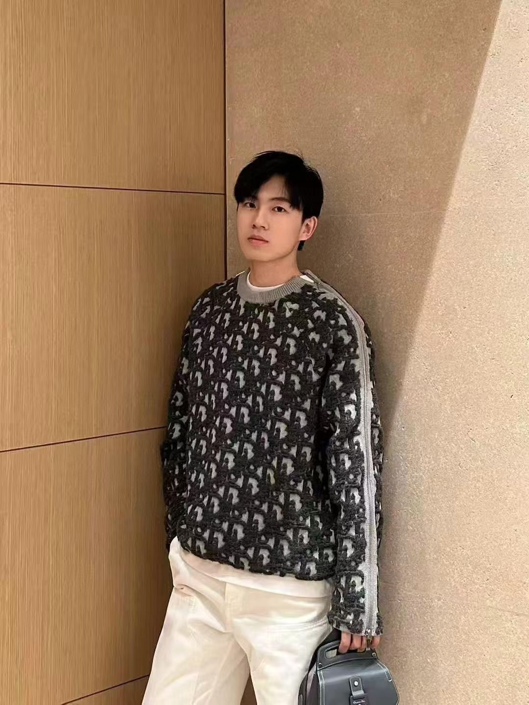 **do** เสื้อ Dior Crewneck Jumper Sweater ทอลายนูน ไหล่เป็นซิปยาวถึงแขน ใส่ได้ ชาย หญิง สินค้าใหม่ ของแท้