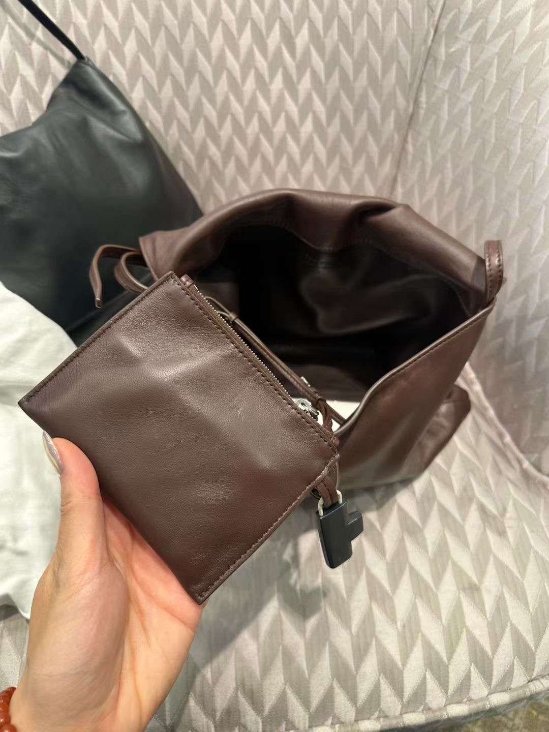 กระเป๋าหนังแกะ The Row Nan Shoulder Bag in Leather มี 2 สี มีกระเป๋าเล็กห้อย สินค้าใหม่ ของแท้