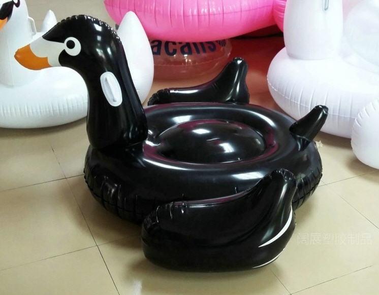 แพยาง รูปหงส์ สีดำ, แพเป่าลม
